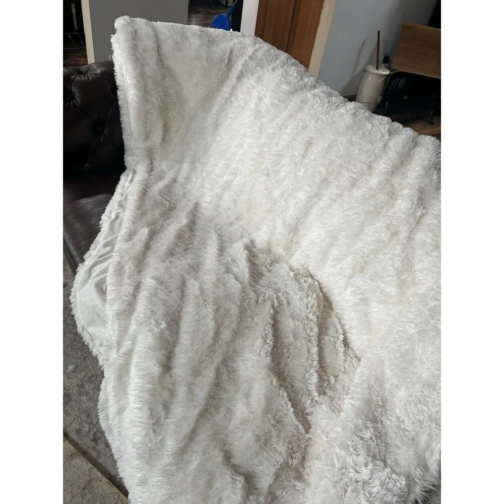 Smoofy Fluffy Full Size Comforter, Faux Fur